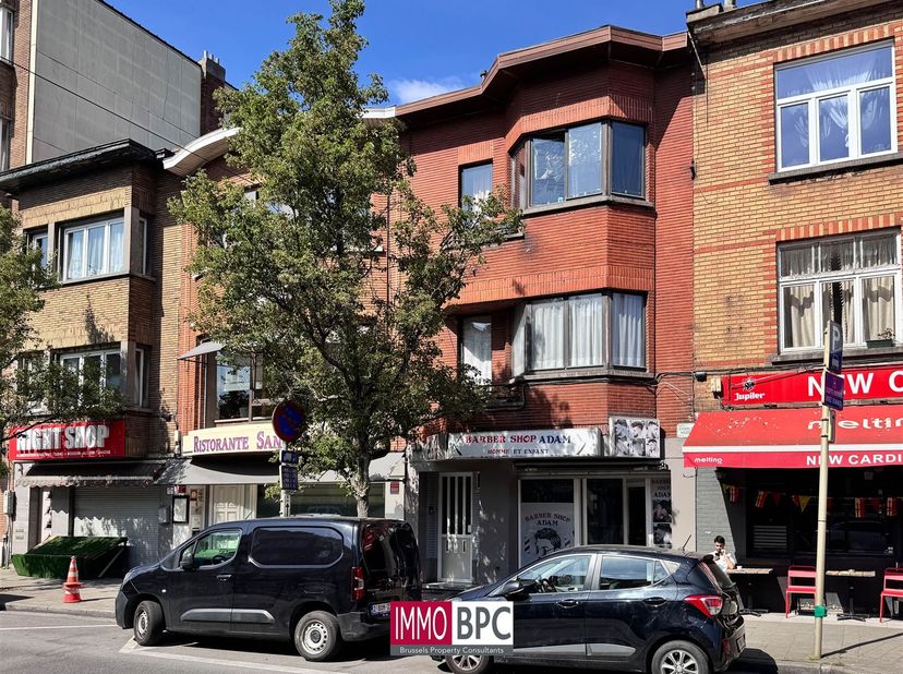 Situé dans un quartier dynamique et facilement accessible, cet immeuble de rapport représente une opportunité unique pour les investisseurs. L’immeubl