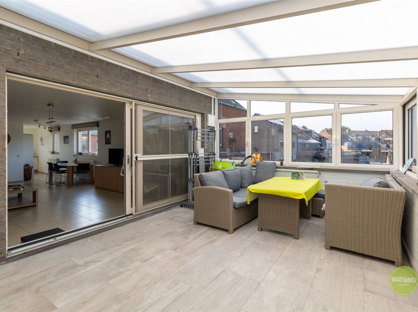 Welkom in dit moderne en ruim ingedeelde duplexappartement, centraal gelegen in het hart van Balen-Olmen. Deze charmante woonst combineert comfort, fu