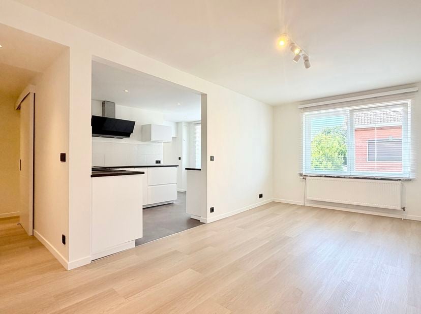Situation et informations générales<br />
L’Immobilière Hendrix vous propose ce superbe duplex rénové de ±140 m², idéalement situé à proximité immédia