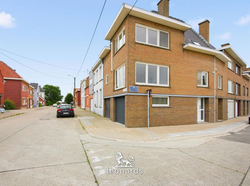 Volledig gerenoveerde en energiezuinige woning op toplocatie<br />
Deze kwalitatief gerenoveerde woning is gelegen in een rustige woonwijk, op wandela
