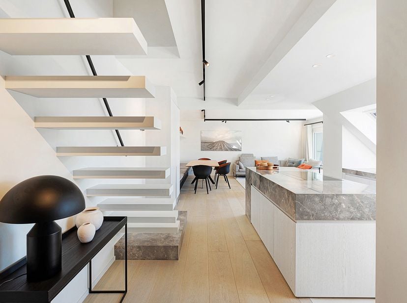 Appartement luxueusement rénové situé au calme à quelques pas de la plage et de la place Albert au Zoute. Séjour lumineux avec feu et accès à la terra