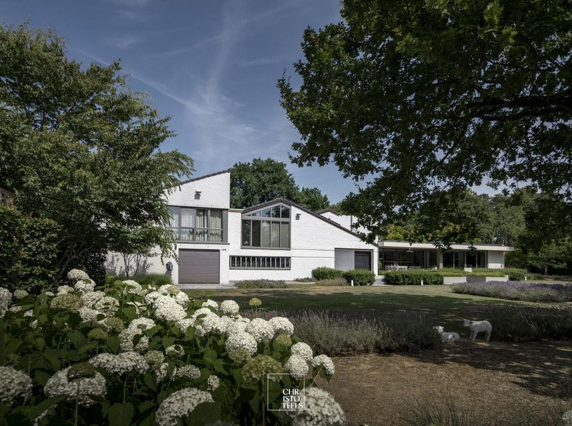 Indeling<br />
De representatieve inkomhal vormt de stijlvolle entree van de villa en sluit aan op de centrale circulatiezone met vestiaire en gastent