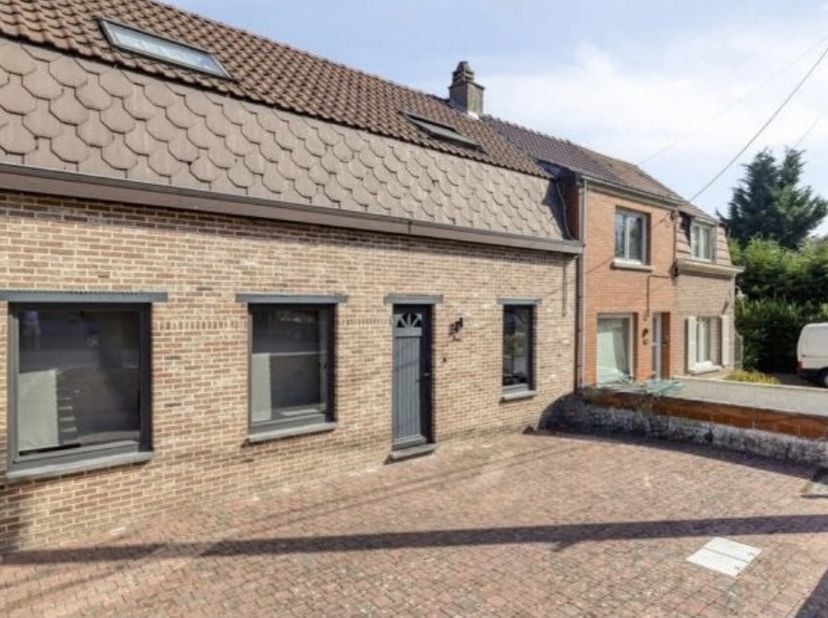 Bent u op zoek naar een ruime gezinswoning waar comfort, licht en energiezuinig wonen hand in hand gaan? Dan is deze instapklare woning beslist een be