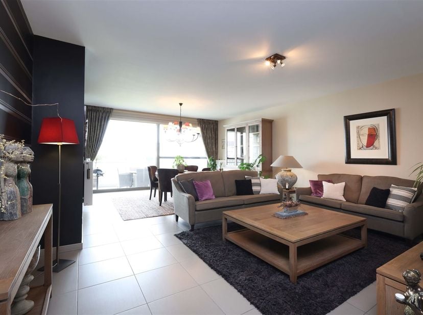 Uniek appartement met 3 slaapkamers en zonnig terras inclusief ondergrondse autostaanplaats<br />
<br />
Omgeving:<br />
+ Centraal en rustig geleg