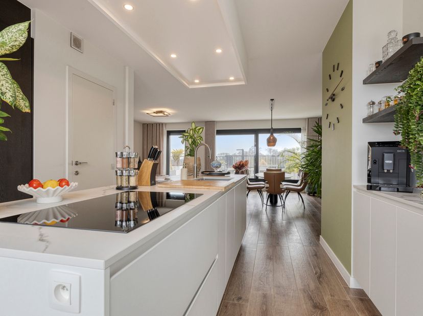 Bent u op zoek naar een lichtrijk en comfortabel dakappartement op een toplocatie? Dan is dit instapklare appartement precies wat u zoekt!<br />
Dit s
