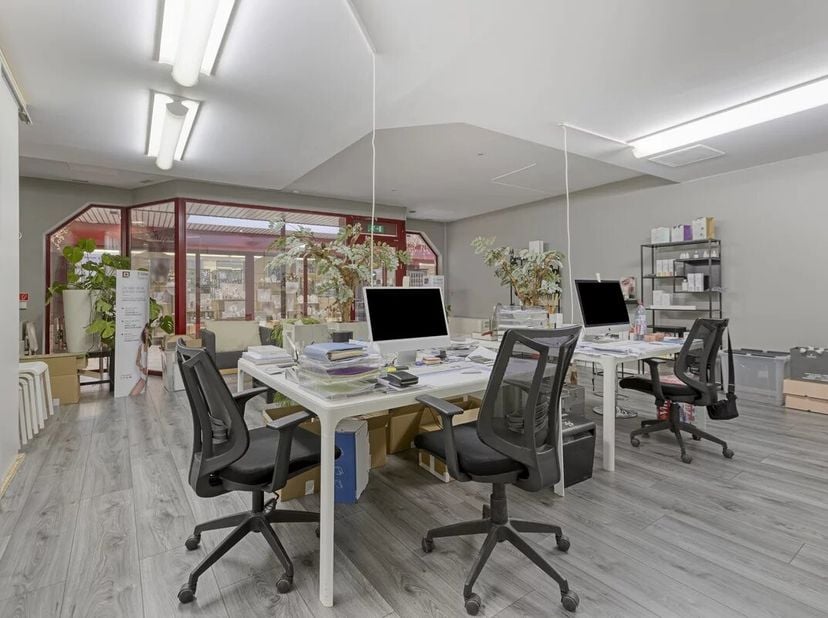 WINKELRUIMTE VAN +/- 80 M² IN GALERIJ RUBENS IN LANAKEN<br />
In het centrum van Lanaken vindt u op de Stationsstraat in "Galerij Rubens " deze polyva