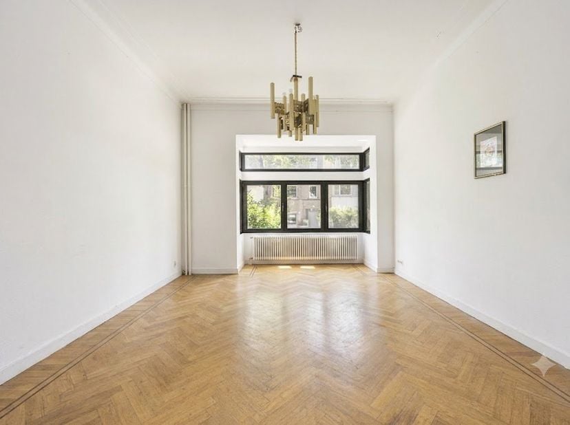 In de rustige, statige Jozef Woutersstraat vindt u dit indrukwekkende en karaktervolle herenhuis. Deze uitzonderlijke woning is ontworpen door de gere
