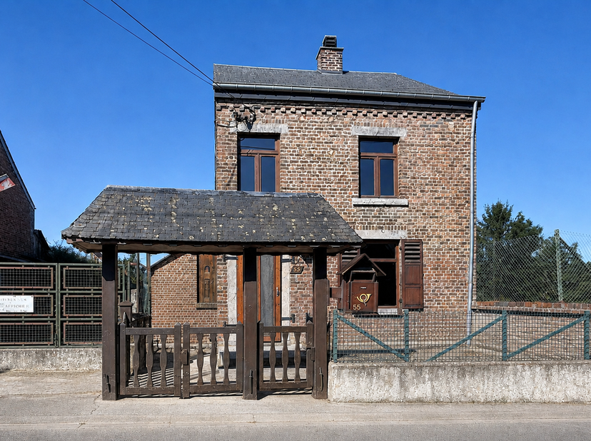 Sur les hauteurs du village de Houyet, cette chaleureuse maison n’attend qu’un nouveau propriétaire pour révéler tout son potentiel.<br />
Implantée s