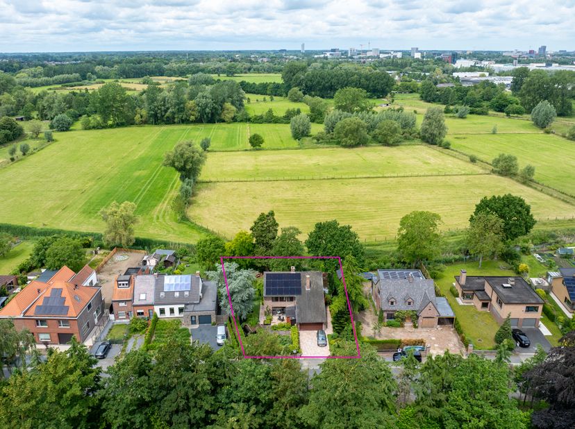 Deze woning is uitstekend gelegen nabij het centrum van Merelbeke, scholen, winkels, openbaar vervoer en de aansluiting met de verbindingswegen maar v
