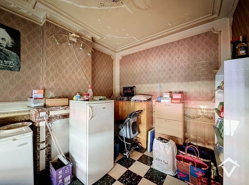 Deze rijwoning is gelegen op een zeer strategische ligging in centrum Roeselare. Alles is gelegen in de korte nabijheid van de woning: de Colruyt, het
