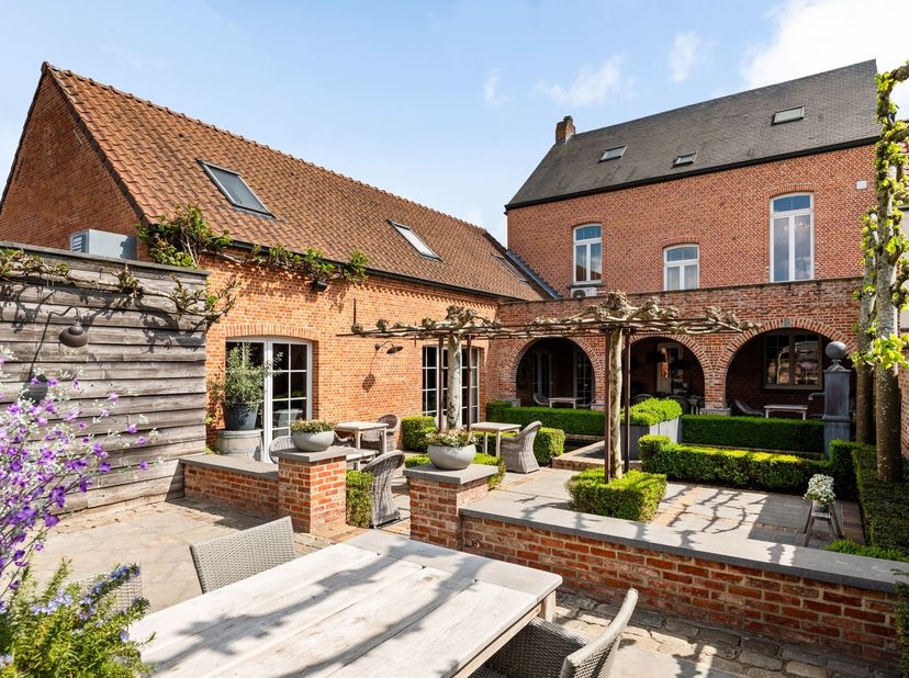 Authentiek karakterpand met tal van mogelijkheden voor gemengd gebruik<br />
Dit charmante gebouw, opgericht begin 20e eeuw, ademt authenticiteit en