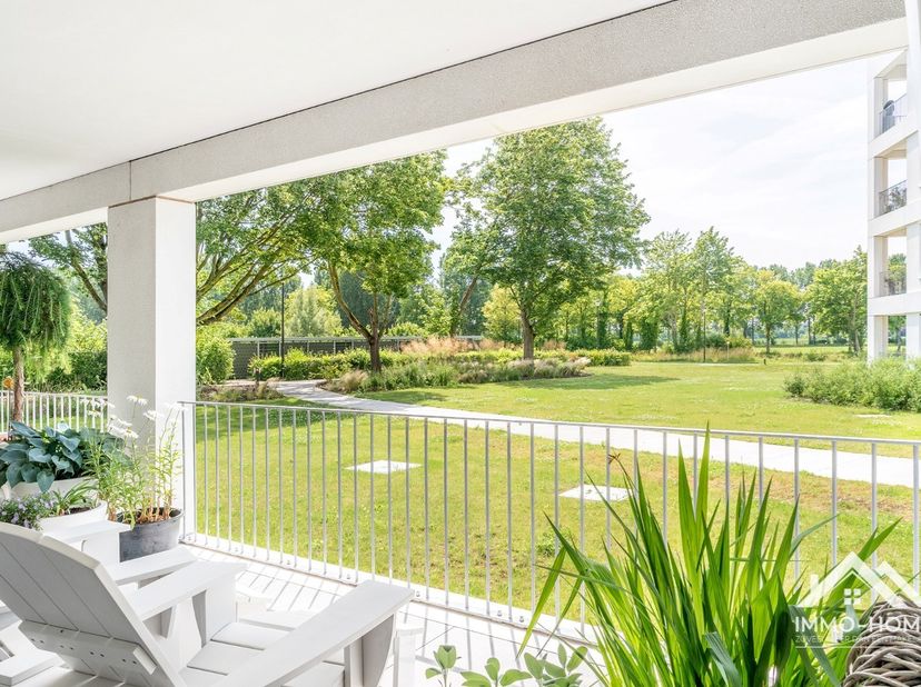 Dit prachtige gelijkvloers appartement, met high end afwerking en A-label, heeft ook een zeer uitzonderlijk ruim terras met zeer rustig uitzicht. Het