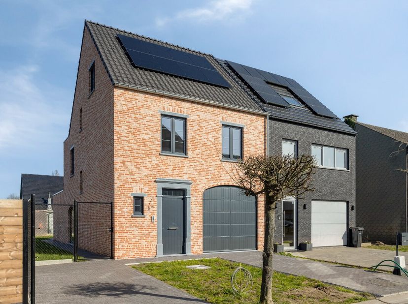 Te koop: moderne halfopen bebouwing in Blaasveld. Deze prachtige nieuwbouw (bouwjaar 2025) is afgewerkt met hoogwaardige materialen en biedt een energ