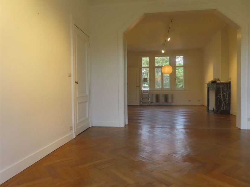 Prachtig, ruim en énorm charmant appartement (ca 190m²) met 3 slaapkamers, 2 badkamers, terrasje en bureel met uitzicht op het fantastische Harmoniepa