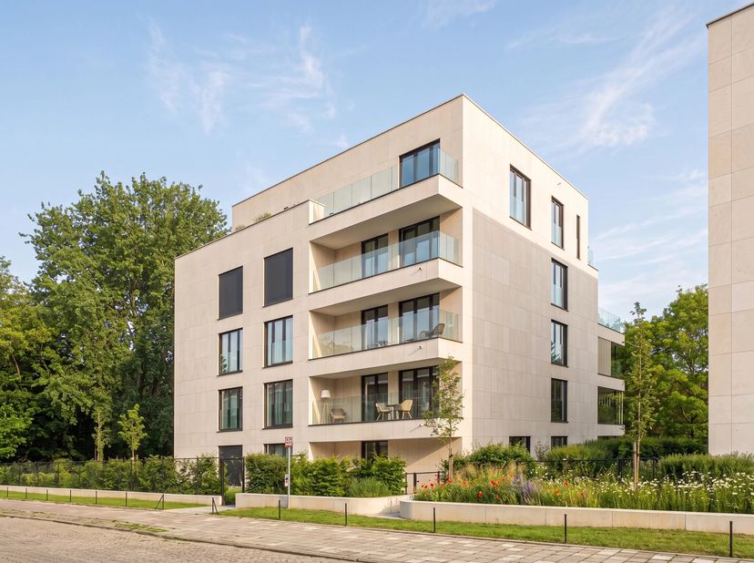 Victoire Junot vous propose ce magnifique appartement de 139 m² jouissant de 2 terrasses totalisant une surface de 42 m², idéalement situé à Auderghem