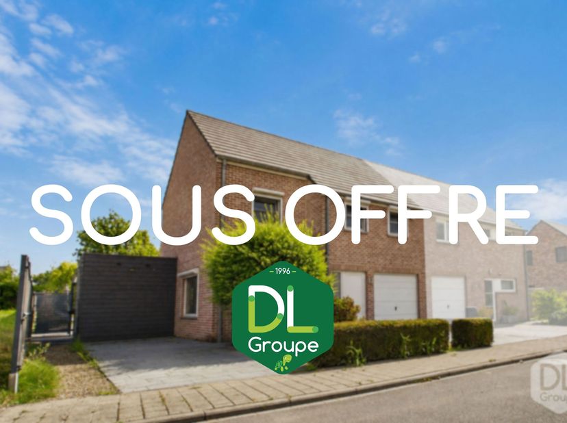 Op de begane grond leidt de hal naar een ruime woonkamer van circa 43 m² met een open, volledig uitgeruste keuken die uitkomt op een veranda van circa