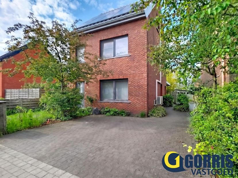 Op zoek naar ruimte, comfort en een uitstekende ligging? Deze grotendeels gerenoveerde gezinswoning (2012) heeft alles in huis!<br />
<br />
Rustig