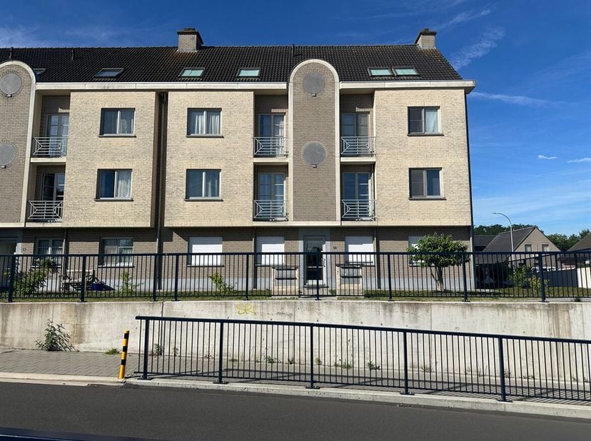 Ruim gelijkvloers appartement met 2slpks, tuin, autostaanplaats en kelderberging<br />
Bent u op zoek naar een ruim en instapklaar appartement op een