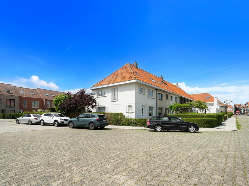 Deze woning is rustig gelegen in het centrum met in de onmiddellijke omgeving winkels, openbaar vervoer en op wandelafstand van de zee.<br />
<br />
D