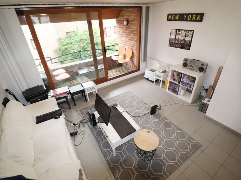 Situé dans le quartier de Lauzelle, à proximité d’absolument toutes les commodités, cet appartement Duplex comprend au 2eme étage ; Living avec cuisin