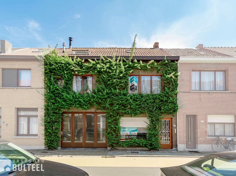 Ontdek achter deze groene gevel niet alleen een ruime en op te frissen woning maar ook een leuk appartement. De woning biedt u een inkomhal, een livin