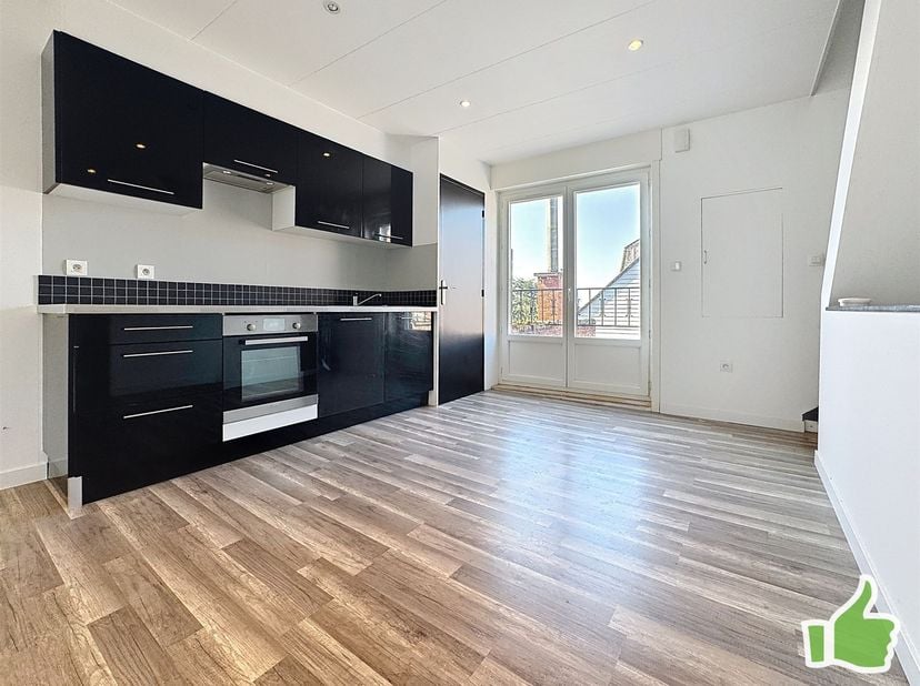 Magnifique appartement dans un état irréprochable avec une chambre et terrasse.<br />
<br />
Duplex avec entrée privative proposant un lumineux livi