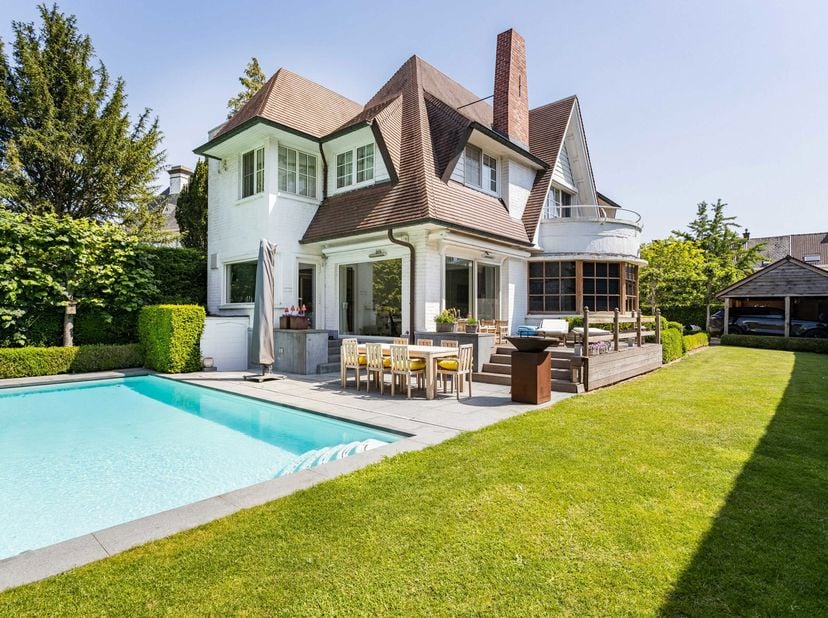 BEZOEKDAG: 17 juni - op afspraak<br />
Deze unieke, luxueuze villa in cottagestijl bevindt zich in een groene zone binnen de veelzijdige stadskern. He