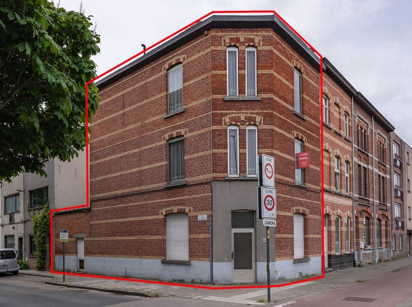 GOED GELEGEN WONING -<br />
De woning met aanhorigheden op en met grond, ten kadaster bekend volgens kadastrale legger onder sectie K nummer 0056N P00