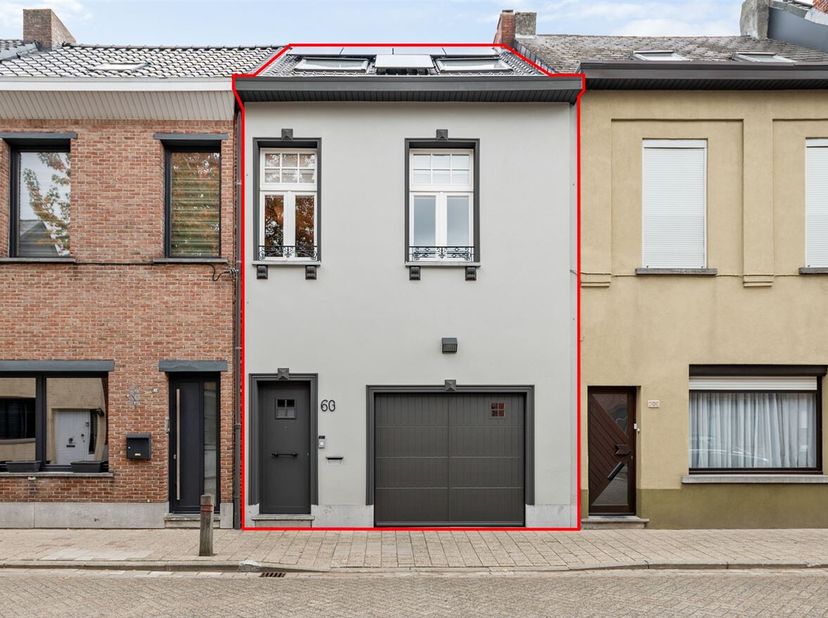Hoogwaardig afgewerkte gezinswoning met 3 slaapkamers en tuin<br />
Gelijkvloers<br />
U betreedt de woning via een inkomhal met ingemaakte kasten, di