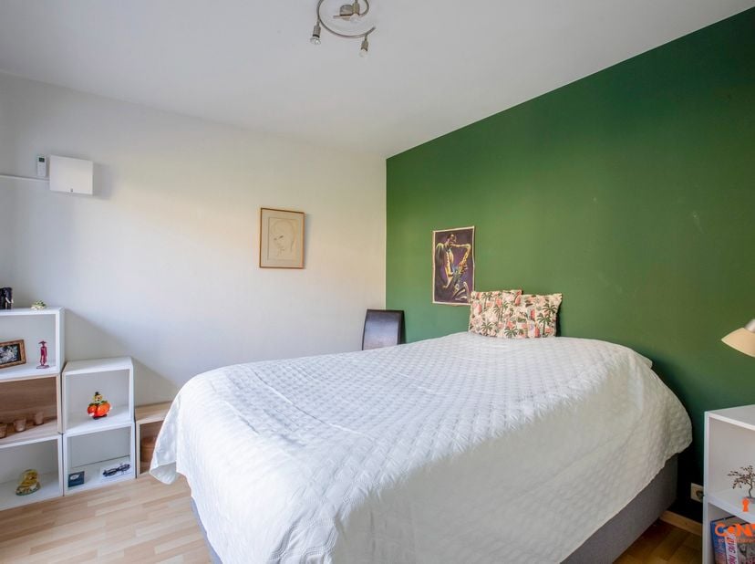 Deze bel-etage is gelegen&amp;nbsp;op een steenworp van het centrum van Gent. Dankzij de grote hoeveelheid aan winkels, scholen en andere faciliteiten in