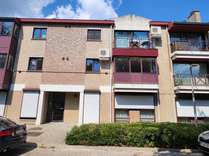Zeer mooi, lichtrijk, volledig VERNIEUWD appartement, 1de verdieping, lift, EPC B, zicht op groenpark.<br />
Indeling: inkomhal, living met volledig i