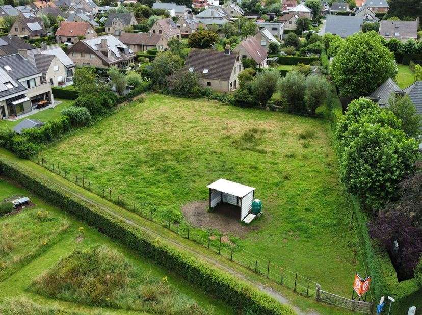 Bouwgrond van ca. 2135 m² met verkavelingsvergunning voor een ééngezinswoning<br />
Bent u op zoek naar een ruim perceel om uw droomwoning te realiser