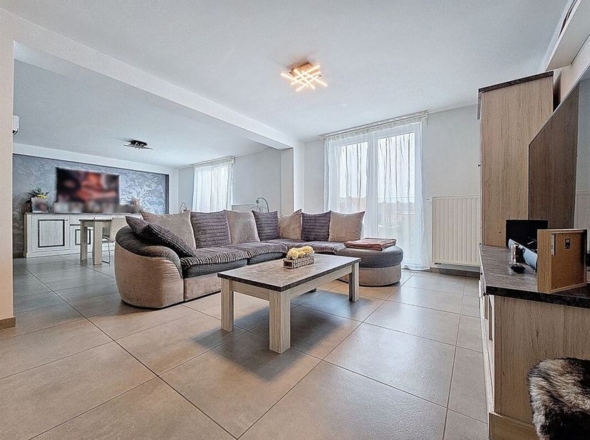 Prix: 210.000 euros, frais d'agence non inclus et à charge de l'acquéreur.<br />
Superbe duplex (situé aux 1er et 2e étage) habitable rapidement et co
