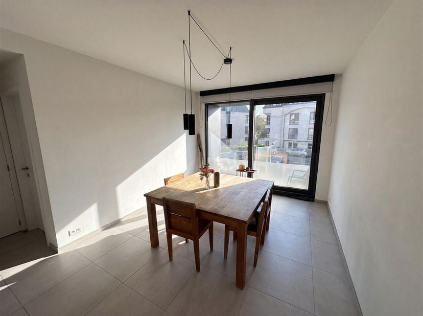 Dit appartement omvat een leefruimte  met open keuken, eetplaats, berging, twee slaapkamers, badkamer en een ruim terras dat uitkijkt op natuurgebied
