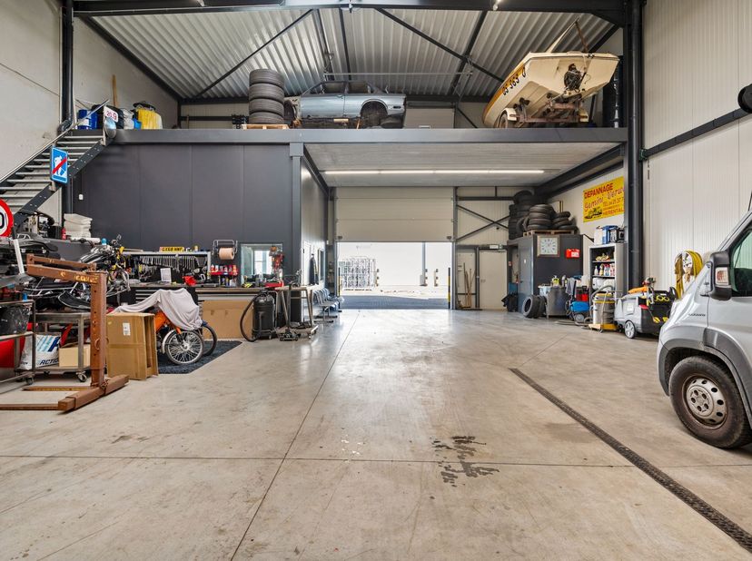 Recente KMO unit 375m² op strategische locatie<br />
<br />
Deze recent  KMO-unit (2021) is onderdeel van een duurzaam bedrijvenpark bestaande uit 1