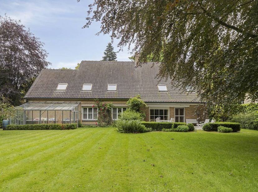 Ontdek deze eigendom vlakbij het centrum van Deurle, gelegen op een aangenaam perceel van 1.718 m². De woning werd gebouwd in 1964 en doorheen de jare