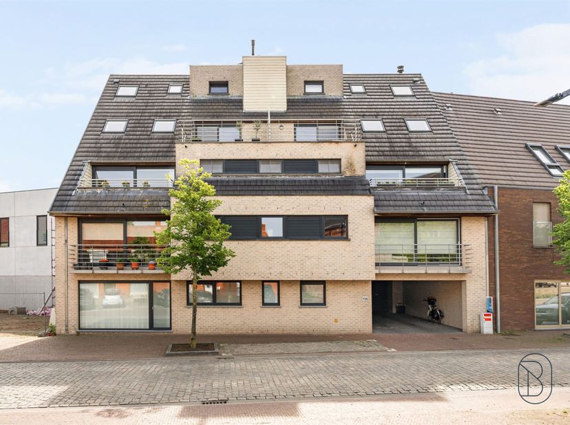 Instapklaar appartement met zuidgericht terras, prachtig zicht op de Kluisberg, én aparte garagebox (20m²), gelegen op de eerste verdieping van een ve