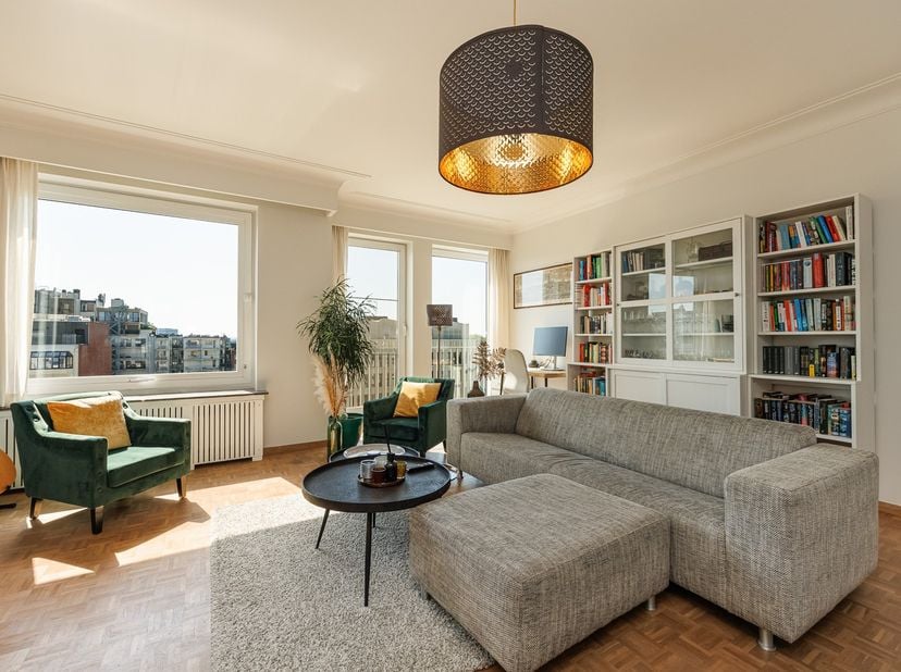 Hoog boven de eeuwenoude boulevards van Antwerpen opent zich een wereld apart. Op de negende en hoogste verdieping van dit markante gebouw op de Frank