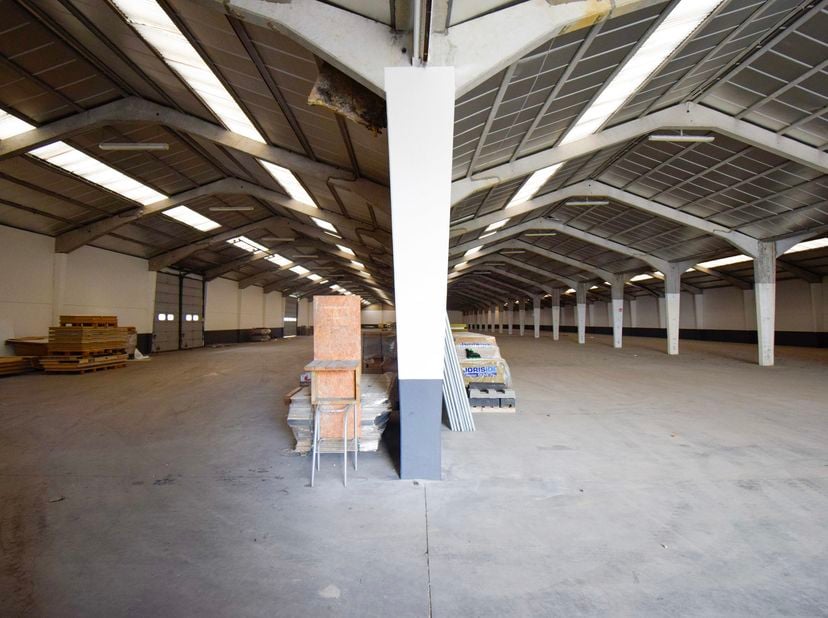 Entrepôt sur mesure de 200 m² à environ 4 500 m²<br />
Grand entrepôt industriel pouvant être aménagé entièrement selon les souhaits du locataire. Dis