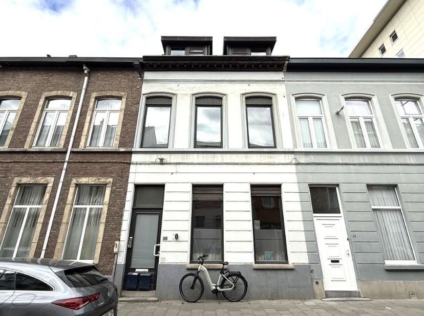 Op slechts 200 meter van de Markt bevindt zich dit aangename duplexappartement, gelegen in een kleinschalig gebouw met slechts twee appartementen. Dan