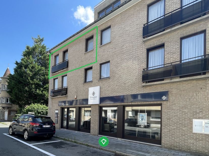 Dit groot appartement is gelegen op de 2 de verdieping in het centrum van Roeselare en bestaat uit: propere, vernieuwde gemeenschappelijke hal - lift