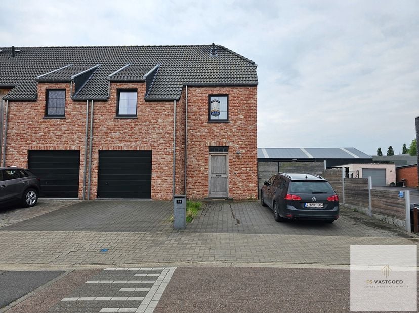 Bent u op zoek naar een recente, energiezuinige en perfect afgewerkte woning op een rustige ligging? Dan is deze instapklare gezinswoning op de buiten