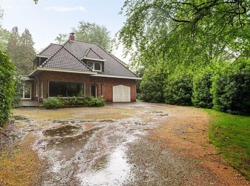 Openhuizendag op zaterdag 13 juni van 14u00 - 15u00<br />
Te renoveren woning op toplocatie in Brasschaat op ruime perceel van 5.300m²<br />
Op een ui