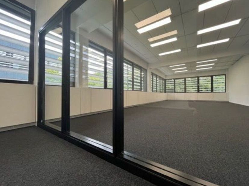 Dit kantoorgebouw in Zaventem biedt je de mogelijkheid om een comfortabele en productieve werkomgeving te creëren voor je team. Gelegen in een groene,