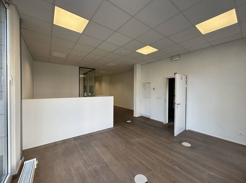 Deze uitzonderlijke gelijkvloerse kantoorruimte van ca. 320 m² is gelegen op een uitstekende zichtlocatie aan de kleine ring van Hasselt, wat zorgt vo