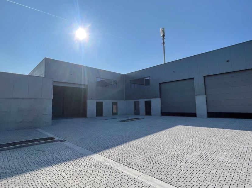 LAATSTE NIEUWBOUW KMO-unit van 384&amp;nbsp;m²&amp;nbsp;op een uitzonderlijke ligging te koop.<br />
<br />
De casco KMO-unit heeft een vrije hoogte van +/- 6