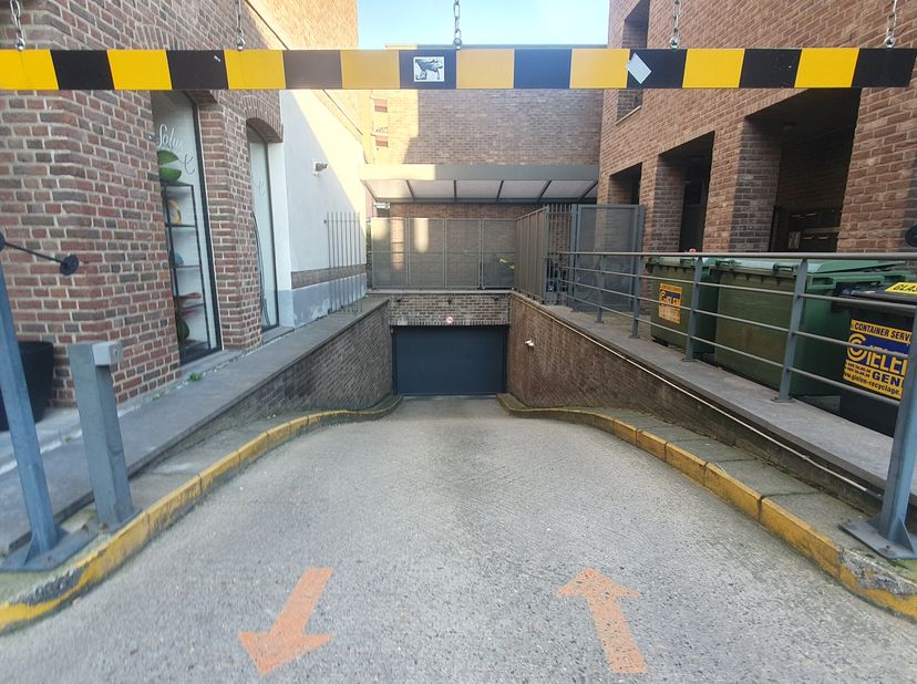 Vous recherchez un endroit sûr et pratique pour garer votre voiture dans le centre animé de Hasselt? Alors ce parking souterrain de la Witte Nonnenstr