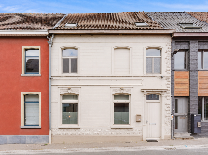 EMPLACEMENT<br />
Située dans un cadre champêtre et verdoyant, à proximité du centre de Balegem et d'Oosterzele, cette propriété vous offre une qualit