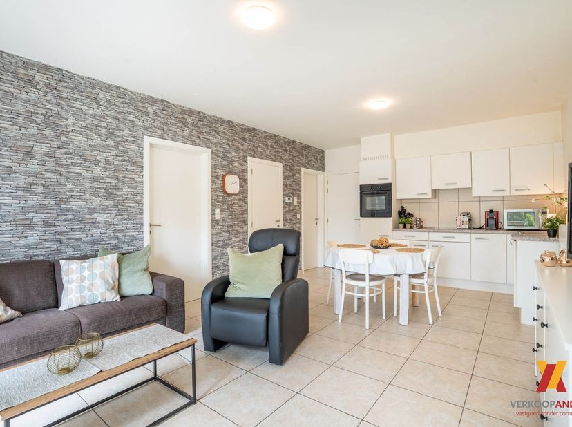 Dit&amp;nbsp;instapklare gelijkvloerse appartement biedt een comfortabele indeling met een praktische leefruimte en een uitstekende ligging op wandelafsta