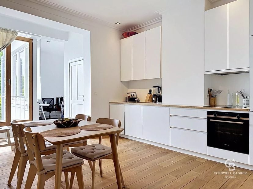 Mooi, ongemeubileerd appartement van ca. 78 m², gelegen op de 2e en bovenste verdieping zonder lift in een klein appartementencomplex met 6 woningen.<